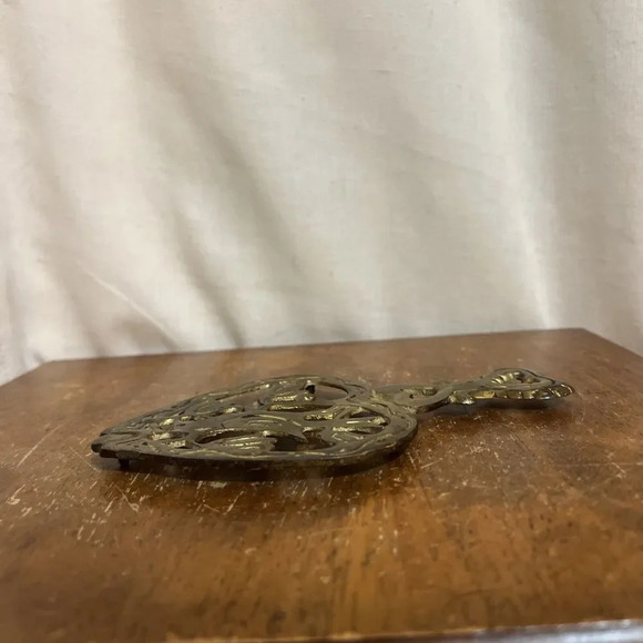 Vintage Antique Brass 6" 3 Footed Heart Bird Design Gold Trivet Decoration - Picture 6 of 7